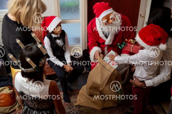 Trött delar ut julklappar