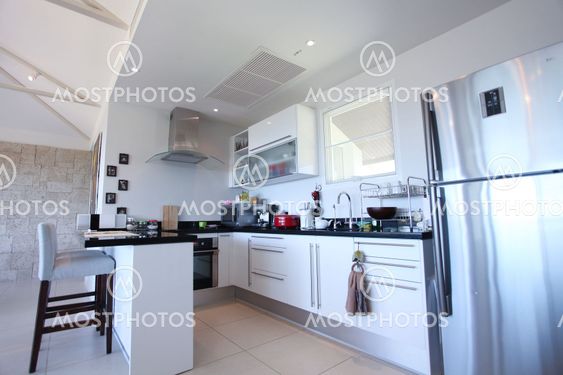 White Kitchen Modern style