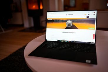 Dator med Mostphotos öppet