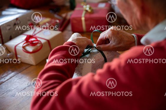 Familj slår in julklappar