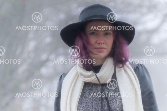 Ung kvinna med personlig stil - Silvertid