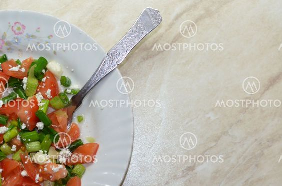 Salad with tomatoes, cheese and onions