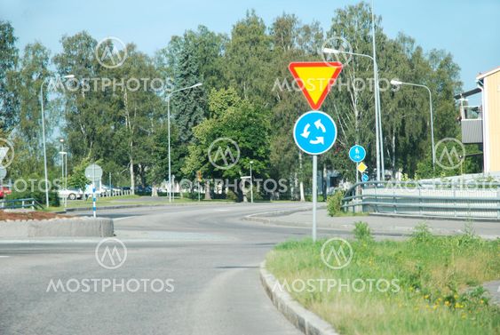 Car roundabout