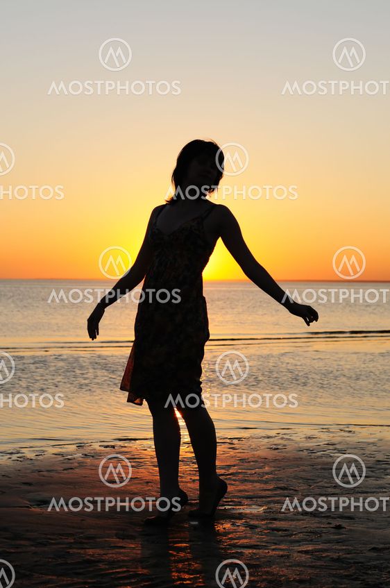 Woman as silhouette by the sea