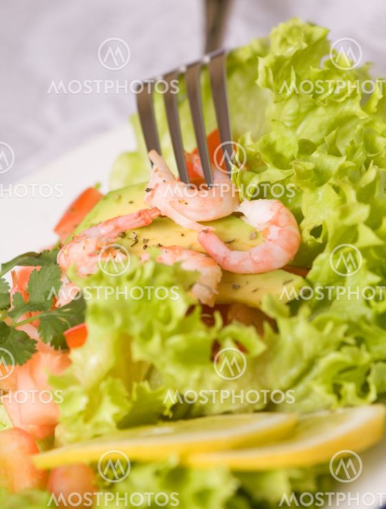 Salad with shrimps and avocado
