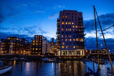 Kvällsljus vid vattnet i Västra hamnen i Malmö