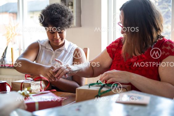 Familj slår in julklappar