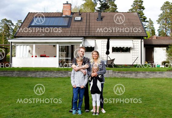 Nyinflyttad family in front of his villa