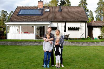 Nyinflyttad familj framför sin villa