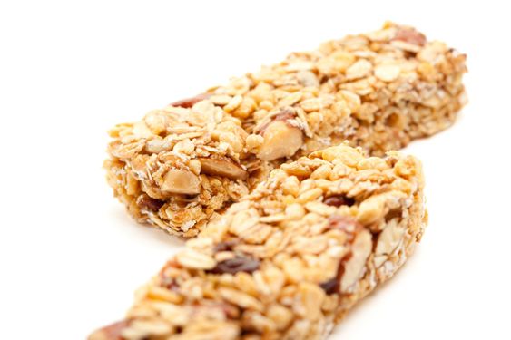 To Granola søjler isoleret på hvid
