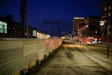 Kväll i Jakobsberg vid pendeltågsstationen