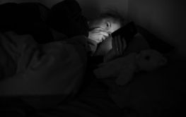 ensam kvinna i sängen