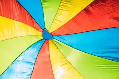 fallskärm i regnbågens färger