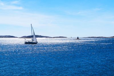 Hav, klippor och segel