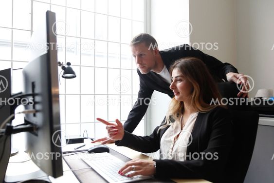 Man och kvinna på kontor