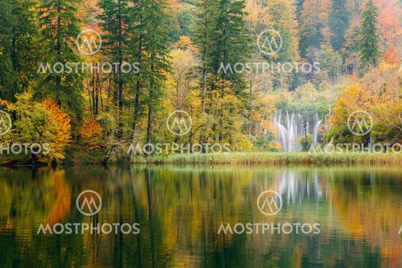 Autum colors and waterfalls of Plitvice National Park