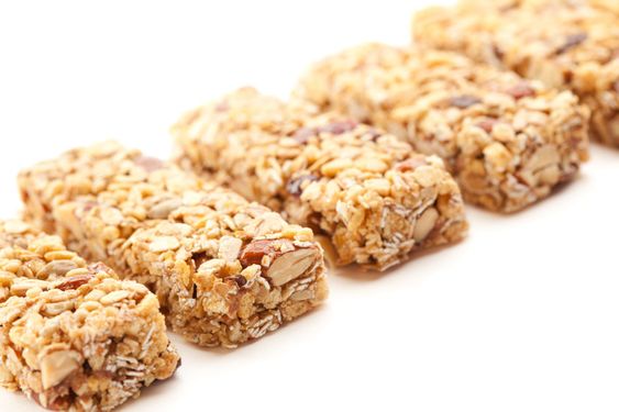 Rad med flera Granola barer isolerade på vit