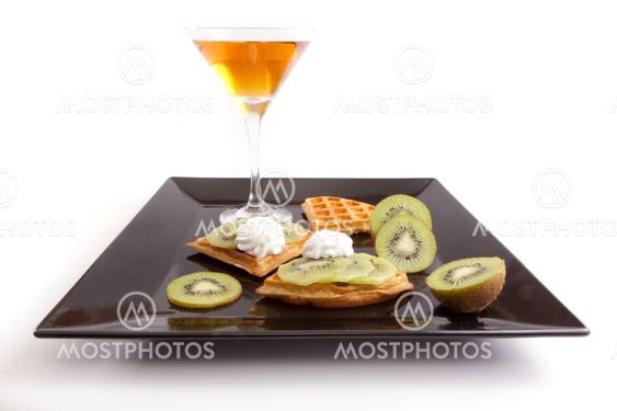Kiwi Tart Slices with Drink