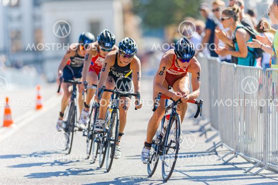 Nicola Spirig (SUI) leading a cycling group at the Womens...