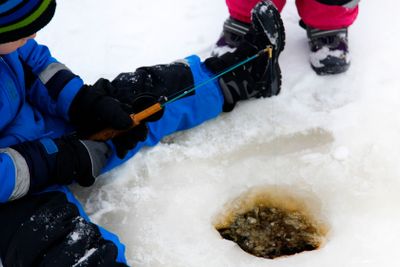 Barn som pimplar i sjö