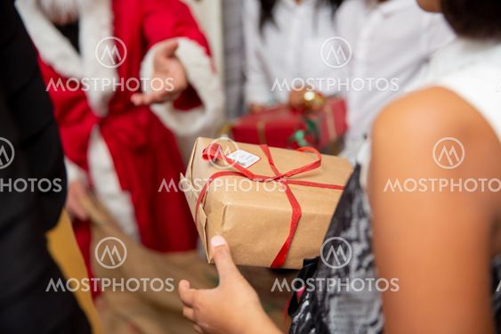 Trött delar ut julklappar
