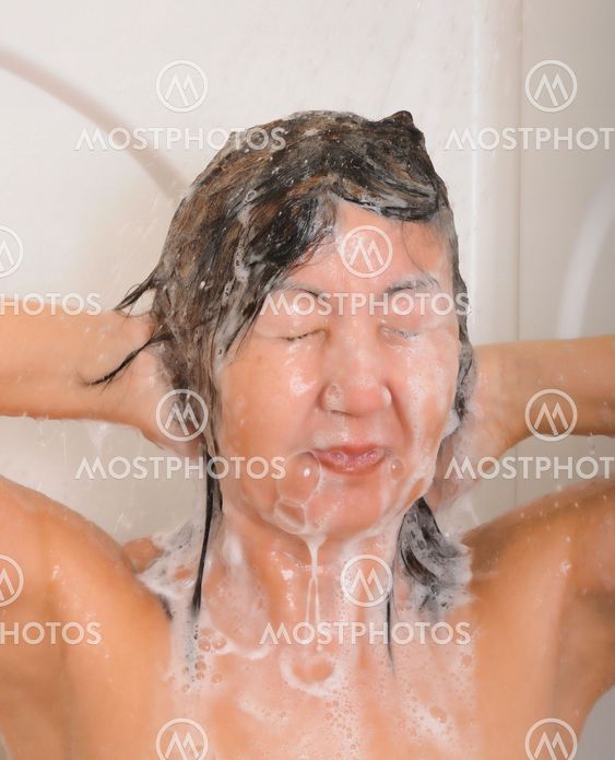 Pige i brusebadet
