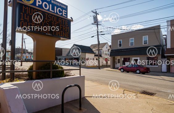 "Must isolate 14 days if from outside Maine", sign at...
