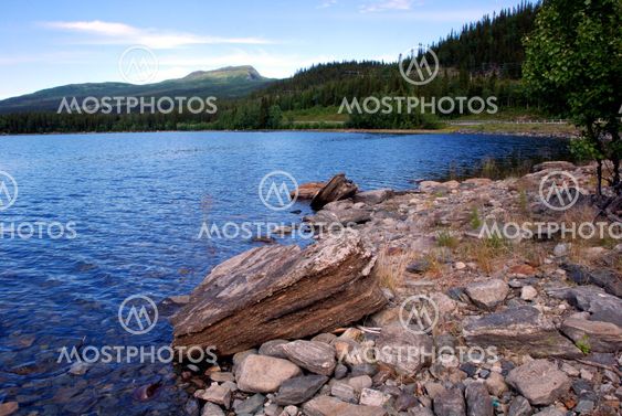 Fjällsjö med stenar