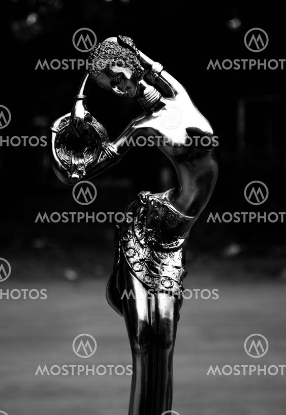 Sculpture: Awesome Girl pouring Water
