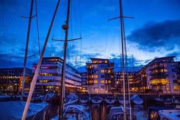Kvällsljus vid båthamnen i Västra hamnen i Malmö