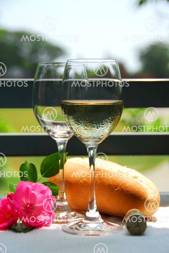 Two wine glasses with wine