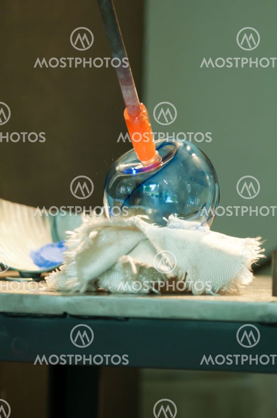 En glassblower i arbetet