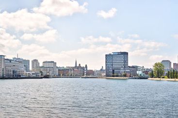 Malmö skyline vid hamninlopp