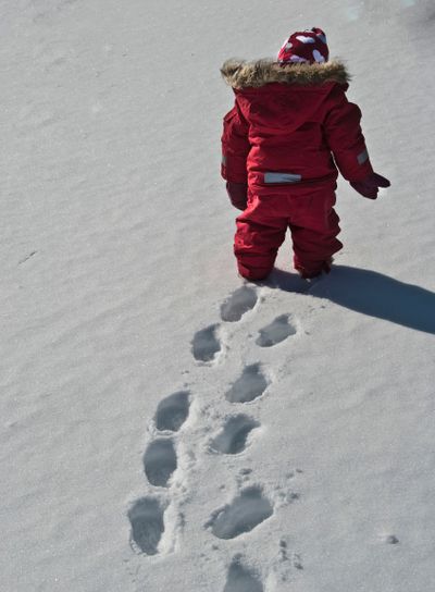 Barn som går i snö