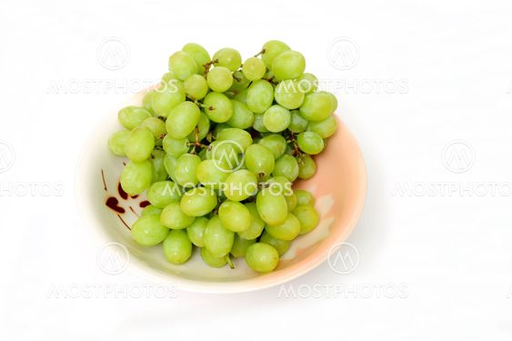 Gröna druvor i en skål