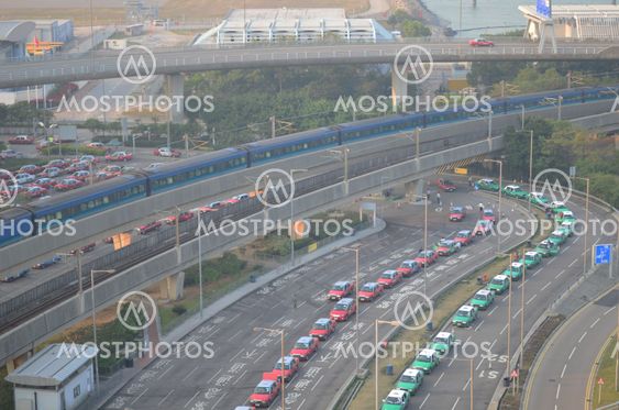 the taxis queues in the hong kong international airport