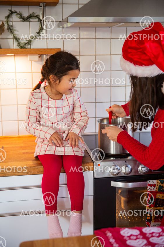 Mor och dotter kokar julgröt