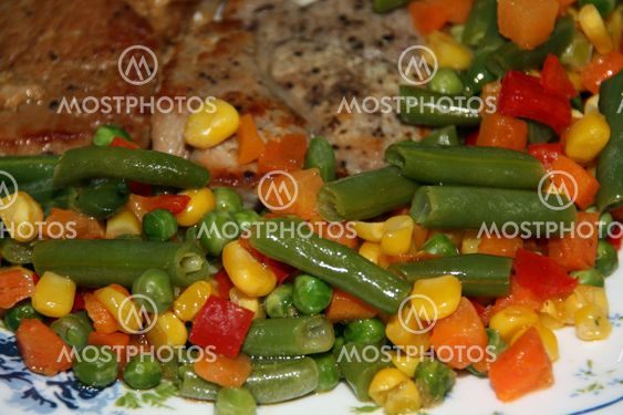 Vegetable garnish and fried meat