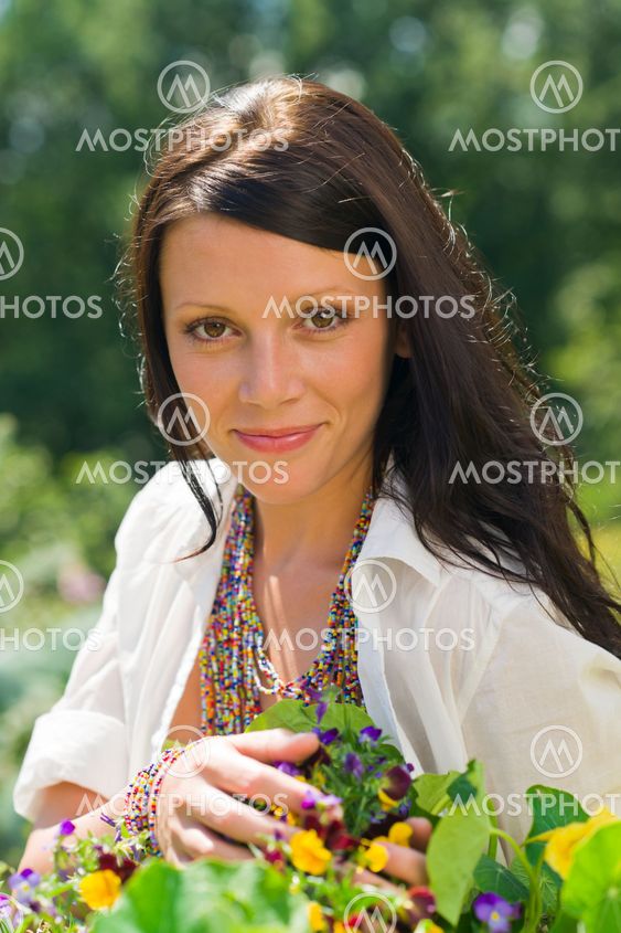 Sommaren trädgård vackra Leende kvinna flower