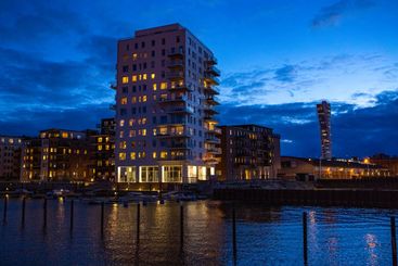 Kvällsljus vid vattnet i Västra hamnen i Malmö