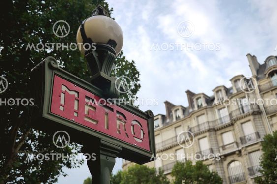 paris metro sign