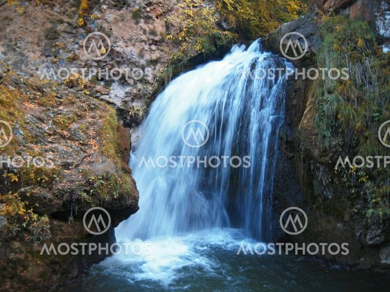 Hunajan waterfalls ja syksyllä. Pohjois-Caucas.