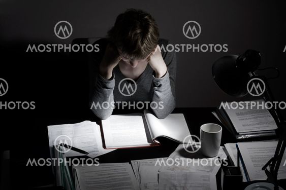 arbetar overhours eller förbereder tentamen