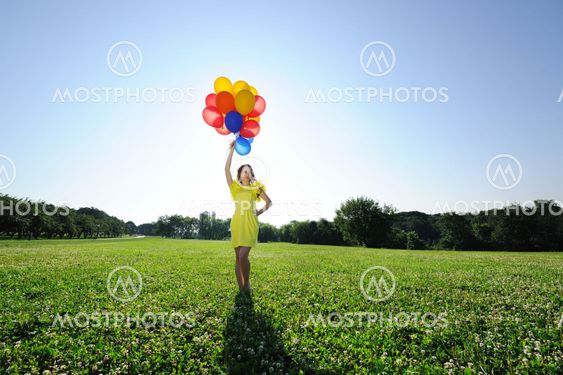 Kvinna med ballonger