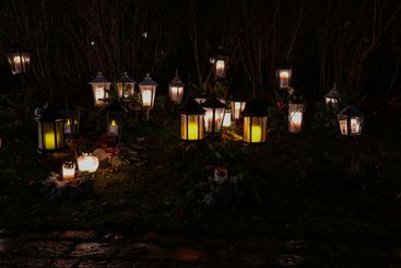 Gravljus på kyrkogård på Alla helgons afton