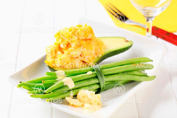 Scrambled eggs with avocado and green beans