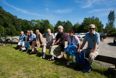 Folk sitter och vilar sig i solen