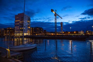 Kvällsljus vid vattnet i Västra hamnen i Malmö