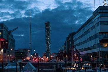 Turning Torso i kvällsljus, sett från båthamnen i Västra...