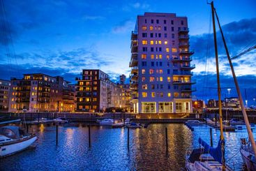 Kvällsljus vid vattnet i Västra hamnen i Malmö